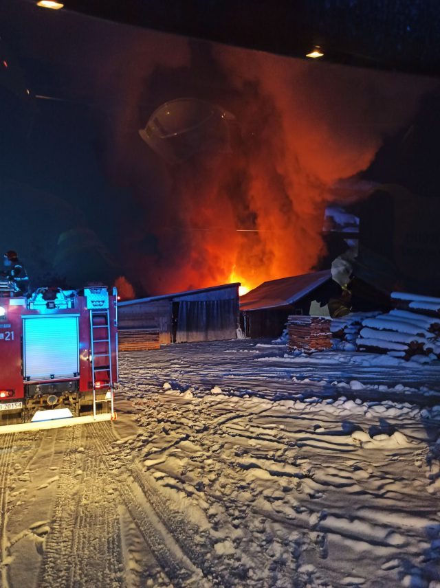 Bardzo duże straty po pożarze hali produkcyjnej. Oprócz budynku, zniszczeniu uległ też towar (zdjęcia)