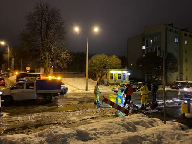 Przy ul. Popiełuszki doszło do awarii wodociągowej. Mieszkańcy bez dostępu do wody (zdjęcia)