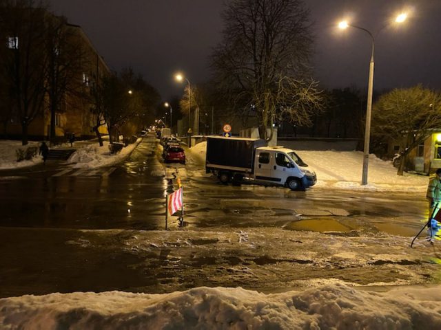 Przy ul. Popiełuszki doszło do awarii wodociągowej. Mieszkańcy bez dostępu do wody (zdjęcia)