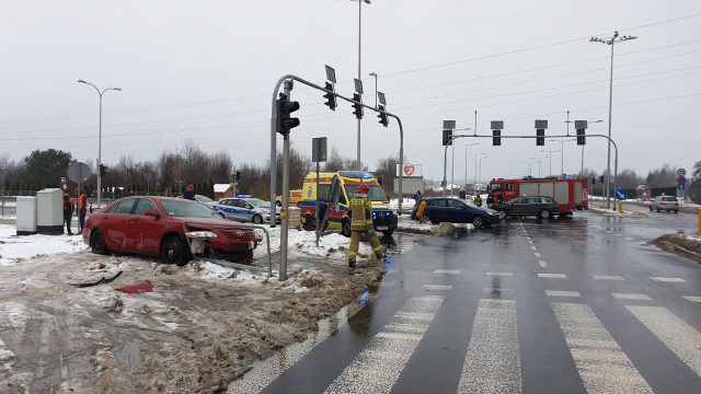 Na skrzyżowaniu zderzyły się dwa auta. Zaczęło się od przepalonego bezpiecznika (zdjęcia)