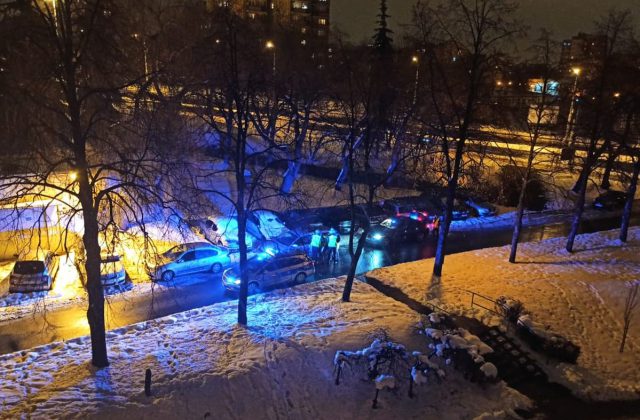 Akcja policji na osiedlowej uliczce. Kierowca pojechał w kajdankach na komisariat (zdjęcia)