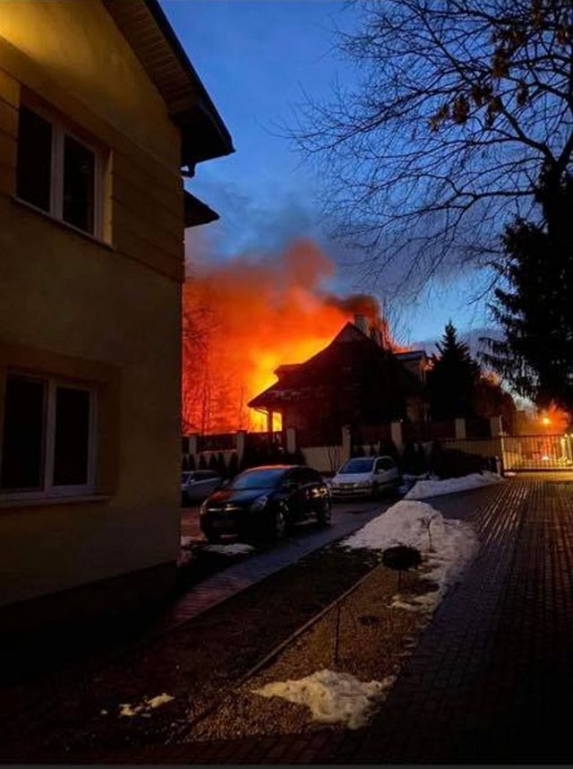 Drewniany dom stanął w płomieniach. W środku znajdowały się trzy osoby (zdjęcia)