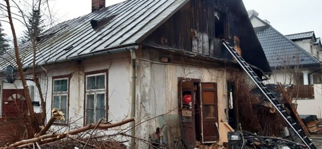 Drewniany dom stanął w płomieniach. W środku znajdowały się trzy osoby (zdjęcia)