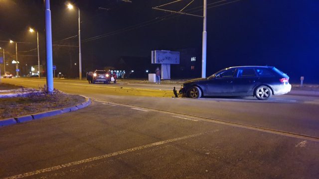 Jeden z kierowców zahamował i zaczął skręcać w lewo, drugi chciał go wyprzedzić. Opel zderzył się z audi (zdjęcia)