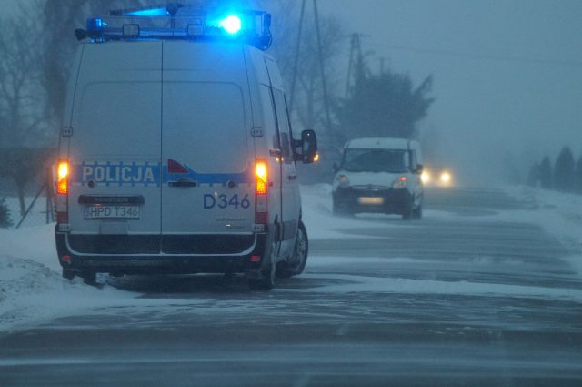 Poranny wypadek koło Lublina. Mężczyzna został potrącony przez opla, jest w poważnym stanie (zdjęcia)