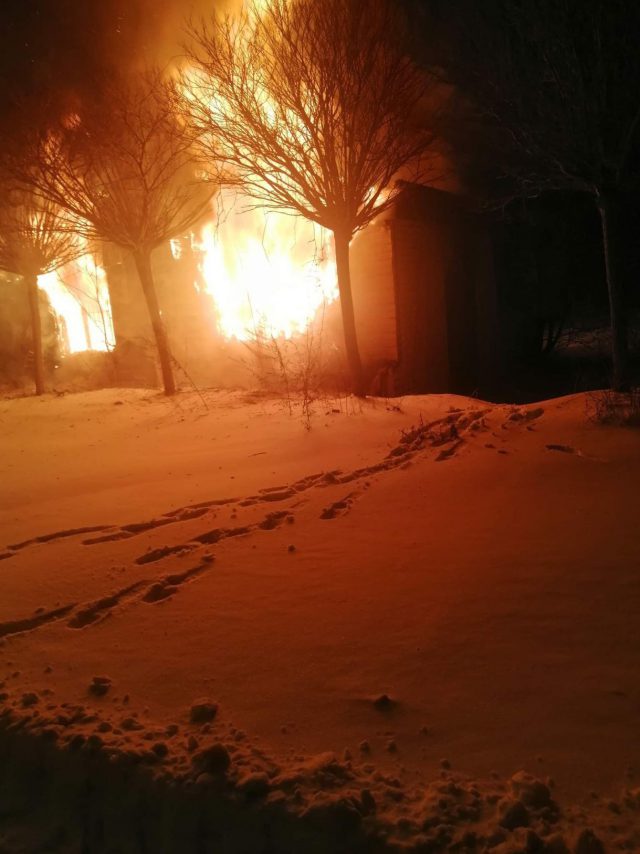 Drewniany budynek stanął w płomieniach, trwa akcja gaśnicza. W środku mieli być bezdomni (zdjęcia, wideo)