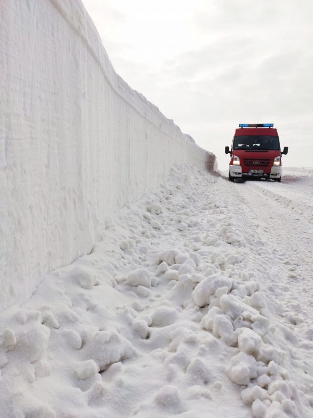 Są miejsca w naszym regionie, gdzie aby uporać się ze śniegiem, trzeba było uruchomić pług wirnikowy (zdjęcia)