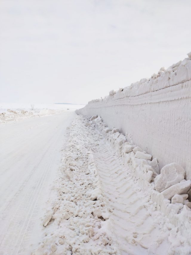 Są miejsca w naszym regionie, gdzie aby uporać się ze śniegiem, trzeba było uruchomić pług wirnikowy (zdjęcia)