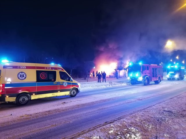 Drewniany budynek stanął w płomieniach, trwa akcja gaśnicza. W środku mieli być bezdomni (zdjęcia, wideo)