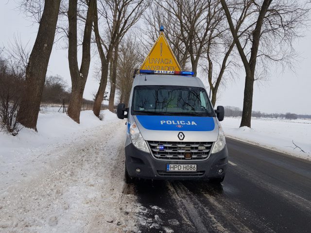 Straciła panowanie nad pojazdem, opel wpadł do rowu. Na miejscu pracują służby ratunkowe (zdjęcia)