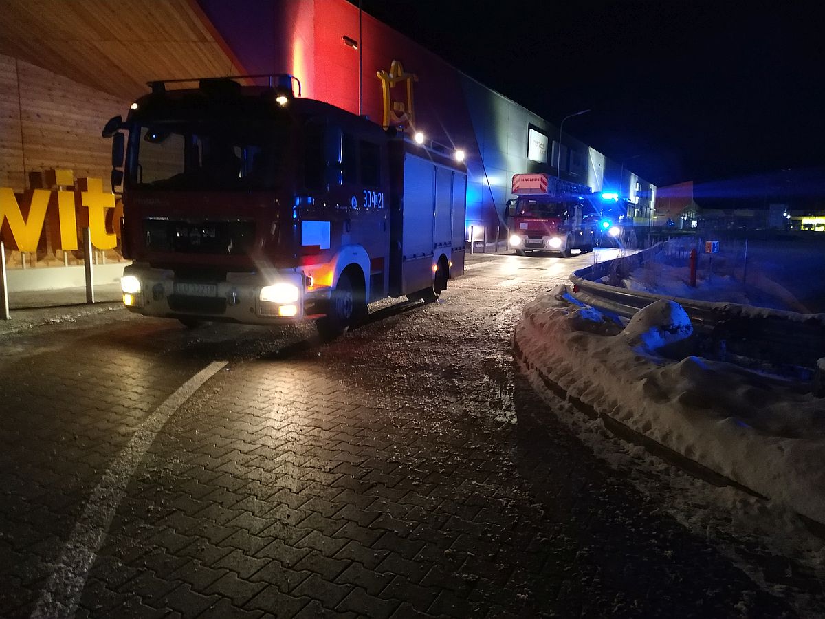 Nocny pożar w centrum handlowym. Ogień pojawił się w Rossmannie (zdjęcia)