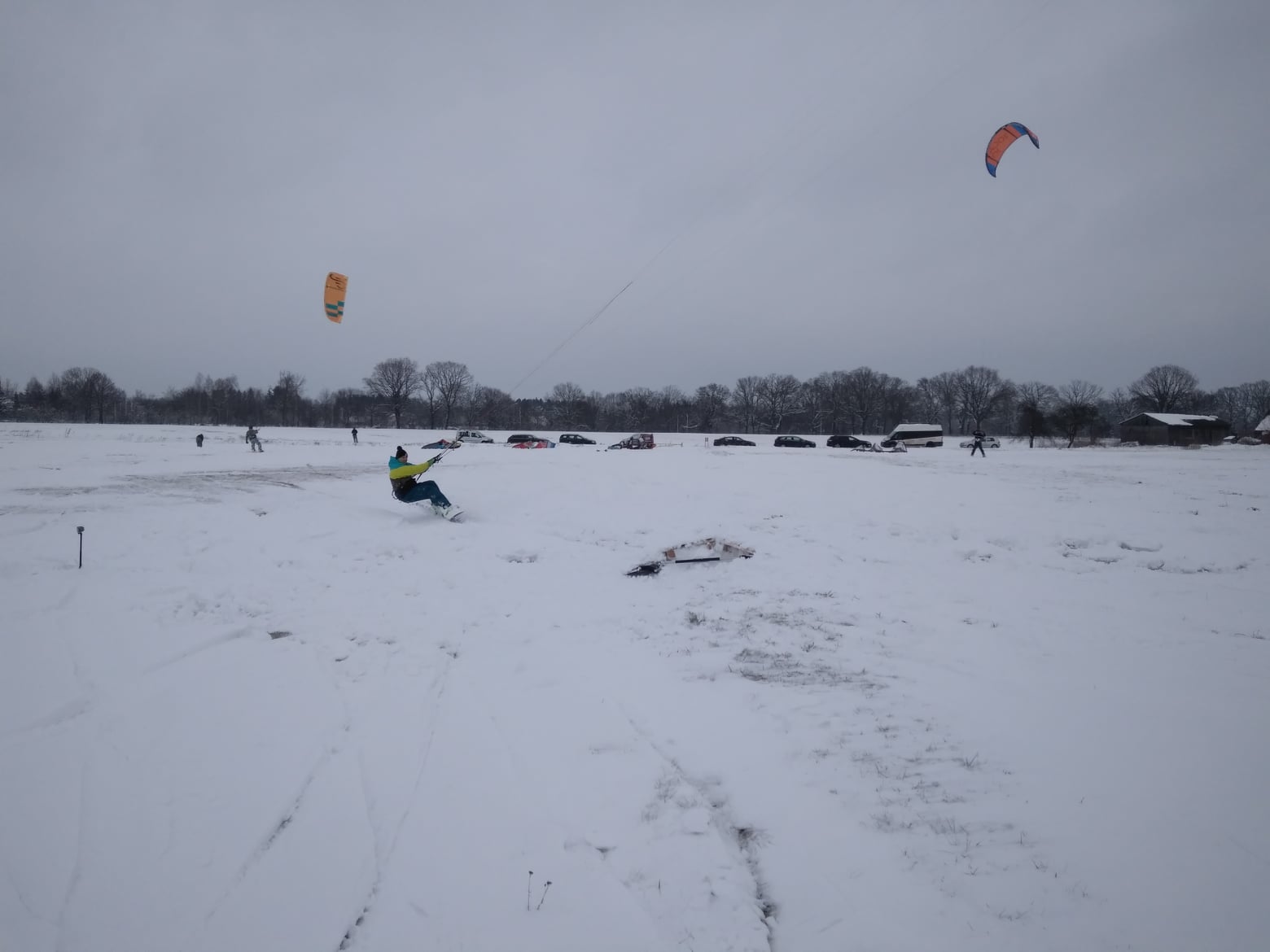 Zimą po lodzie, latem po wodzie. Kitesurfing cieszy się coraz większą popularnością (zdjęcia, wideo)