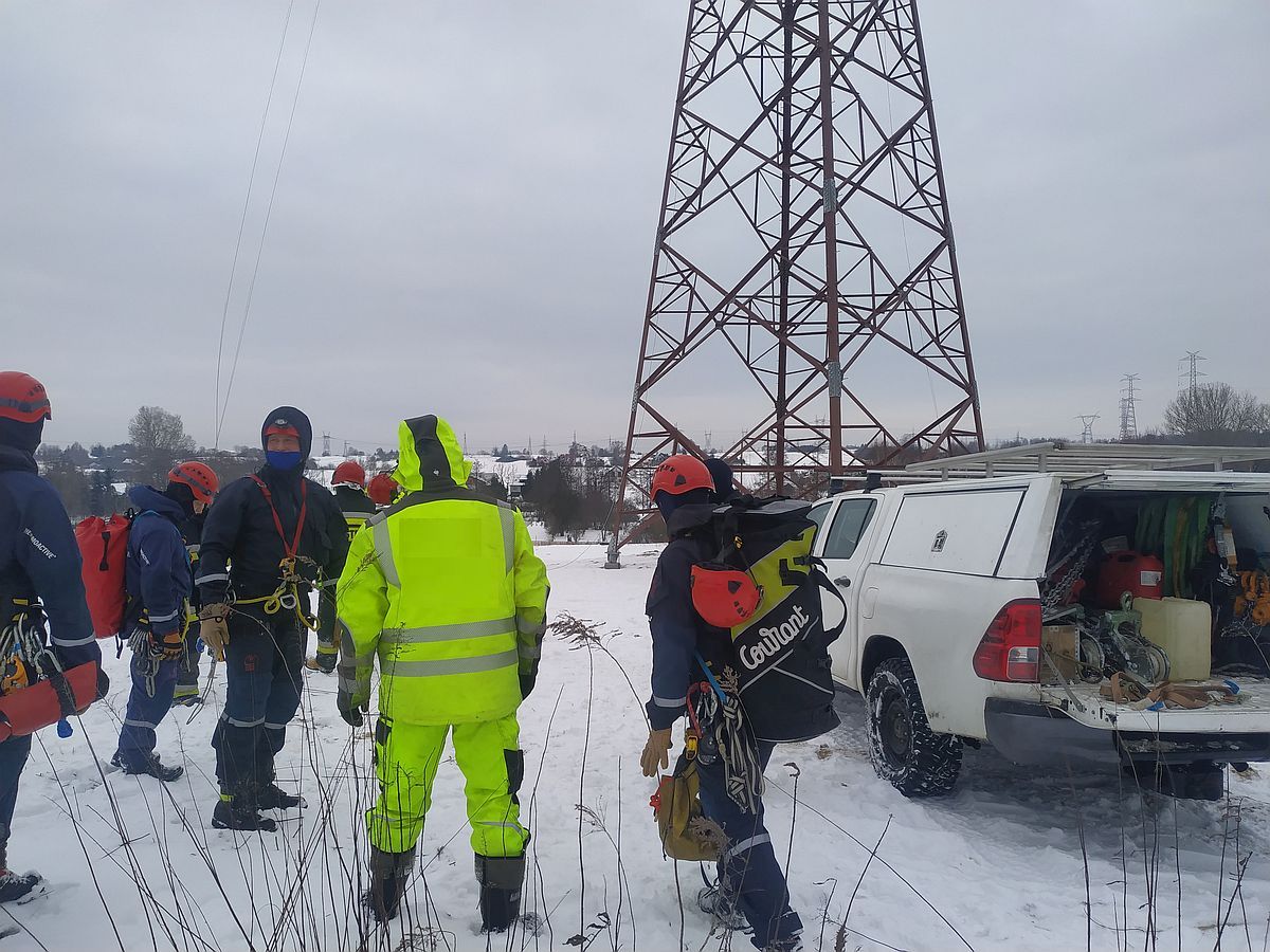 Służby ratunkowe szukały paralotniarza, który miał utknąć na słupie. Okazał się nim pracownik firmy energetycznej (zdjęcia)