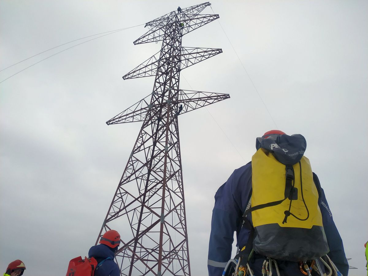 Służby ratunkowe szukały paralotniarza, który miał utknąć na słupie. Okazał się nim pracownik firmy energetycznej (zdjęcia)