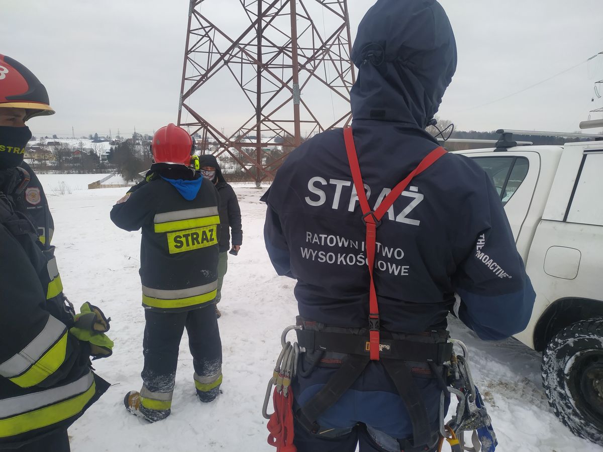 Służby ratunkowe szukały paralotniarza, który miał utknąć na słupie. Okazał się nim pracownik firmy energetycznej (zdjęcia)