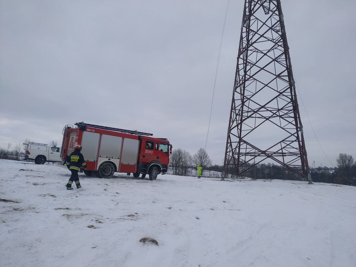 Służby ratunkowe szukały paralotniarza, który miał utknąć na słupie. Okazał się nim pracownik firmy energetycznej (zdjęcia)