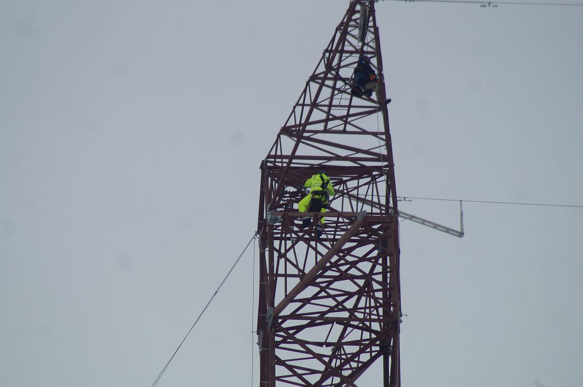 Służby ratunkowe szukały paralotniarza, który miał utknąć na słupie. Okazał się nim pracownik firmy energetycznej (zdjęcia)