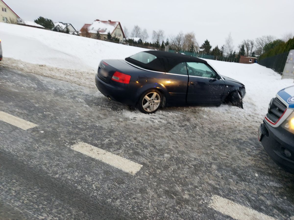 Audi uderzyło w przepust. Kobieta wymagała pomocy medycznej (zdjęcia)