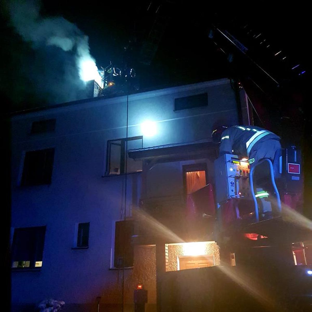 Z budynku wydobywał się dym, zaalarmowano strażaków. „Tego typu interwencje przeważają w okresie zimowym” (zdjęcia)