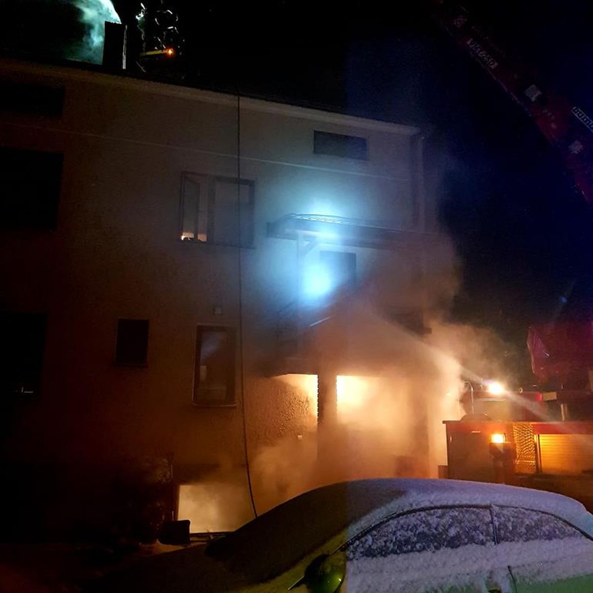 Z budynku wydobywał się dym, zaalarmowano strażaków. „Tego typu interwencje przeważają w okresie zimowym” (zdjęcia)