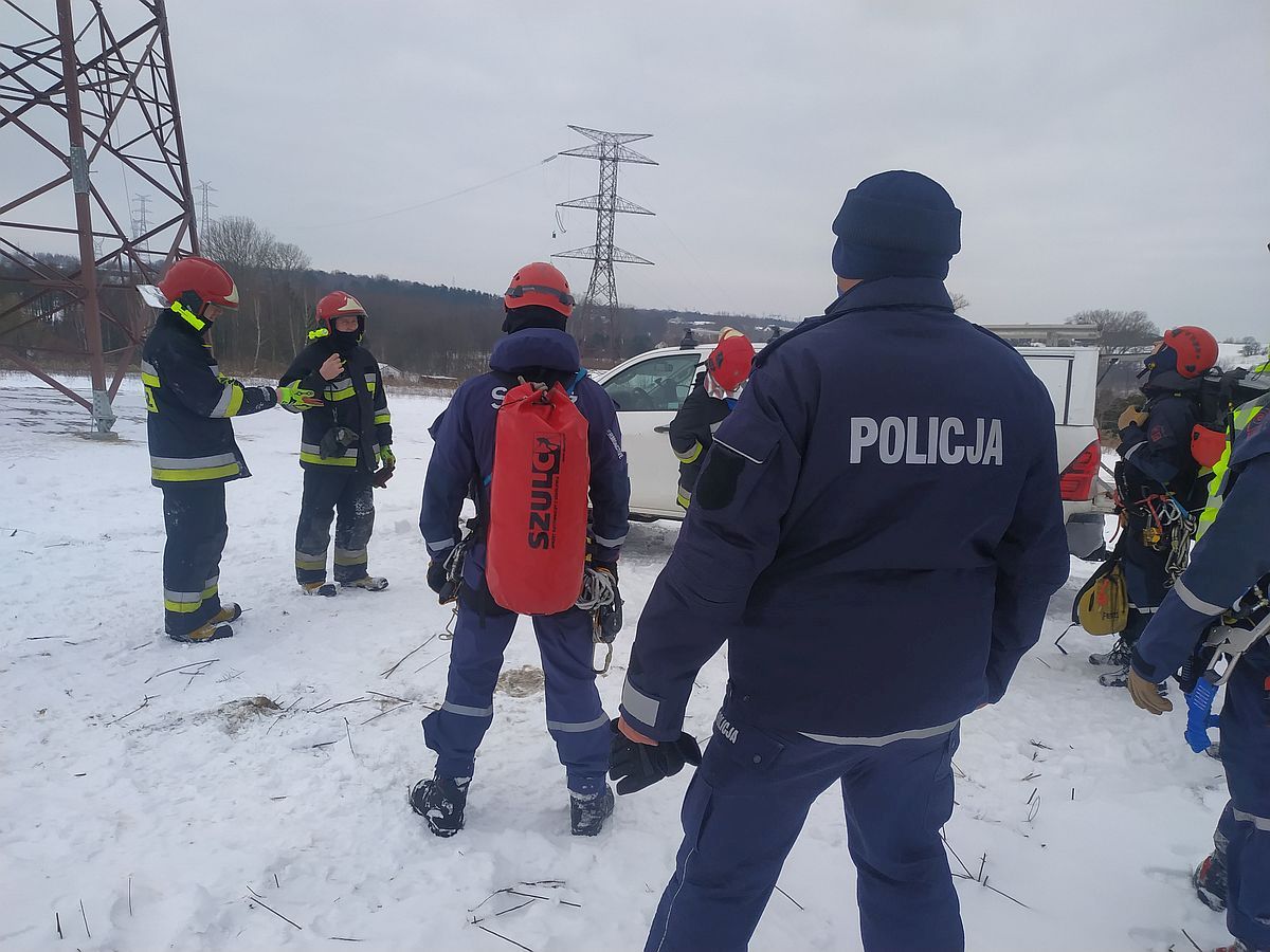 Służby ratunkowe szukały paralotniarza, który miał utknąć na słupie. Okazał się nim pracownik firmy energetycznej (zdjęcia)