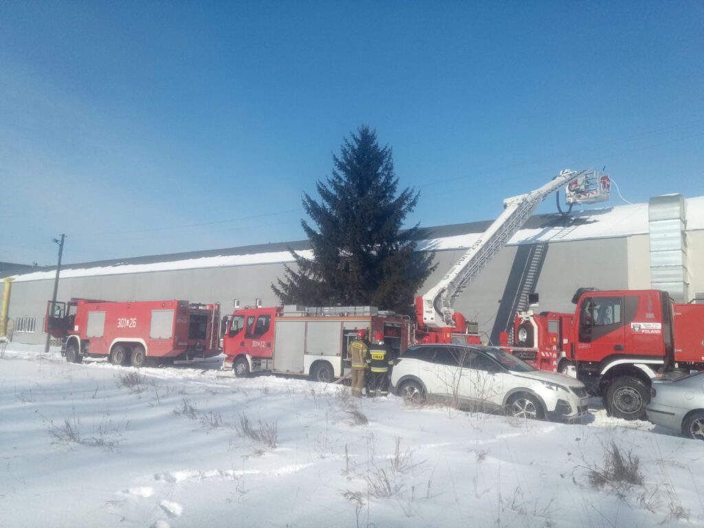 Pożar na terenie dawnej fabryki samochodów w Lublinie. Zapaliła się jedna z hal (zdjęcia)