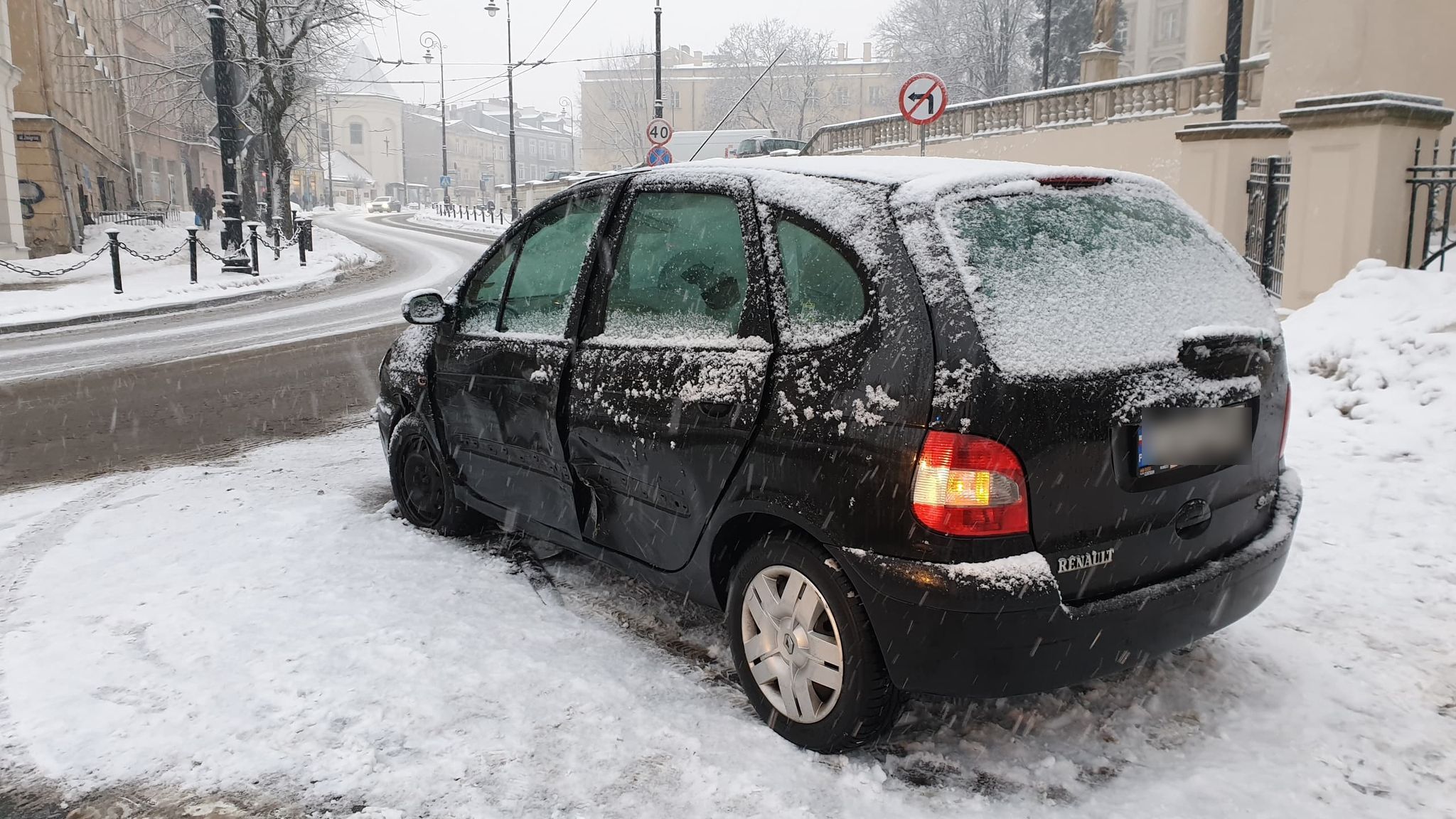 Na łuku jezdni w centrum Lublina wpadł w poślizg. Volkswagen zderzył się z renaultem (zdjęcia)