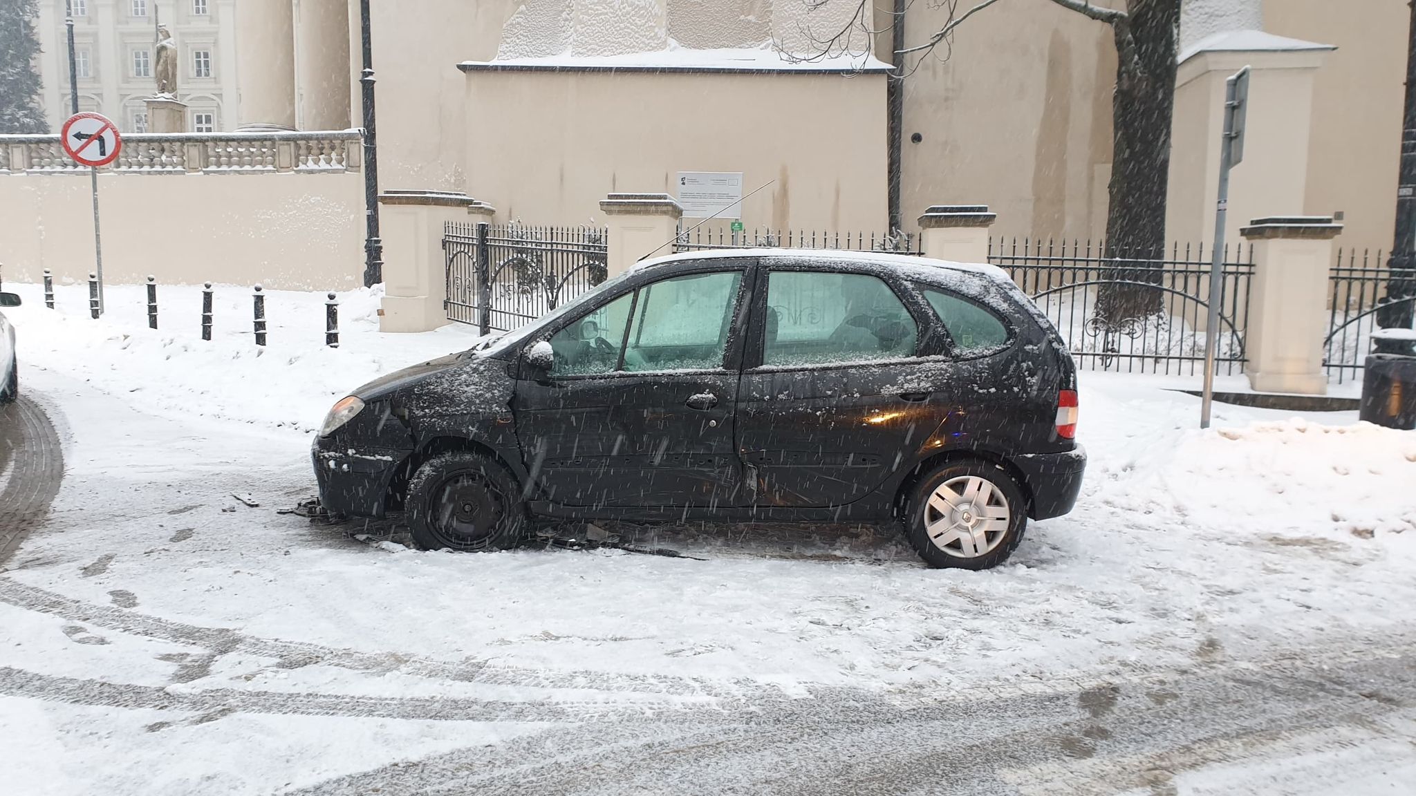 Na łuku jezdni w centrum Lublina wpadł w poślizg. Volkswagen zderzył się z renaultem (zdjęcia)