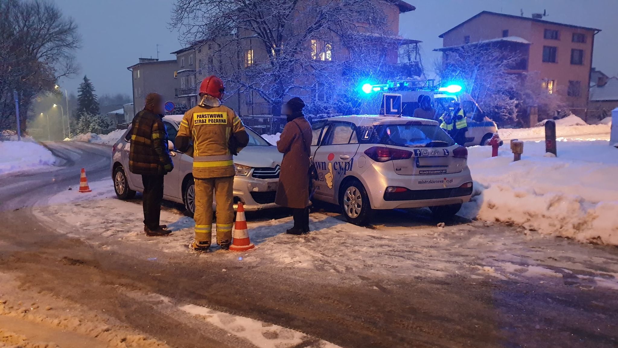 Nauka jazdy zakończona wypadkiem na skrzyżowaniu równorzędnym (zdjęcia)