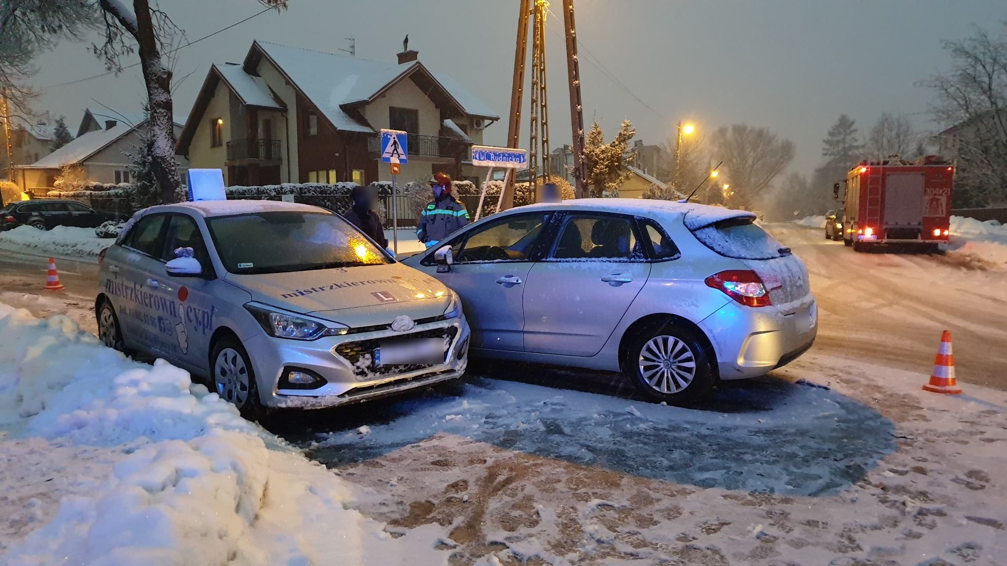 Nauka jazdy zakończona wypadkiem na skrzyżowaniu równorzędnym (zdjęcia)