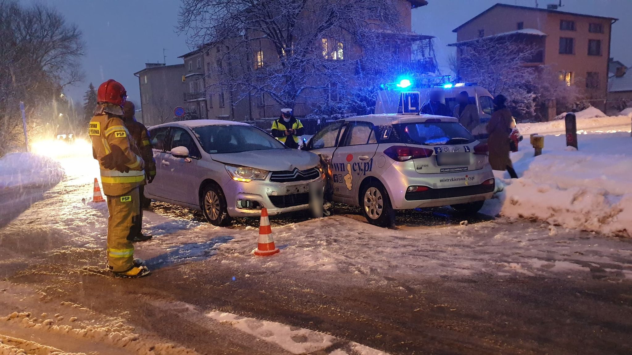 Nauka jazdy zakończona wypadkiem na skrzyżowaniu równorzędnym (zdjęcia)