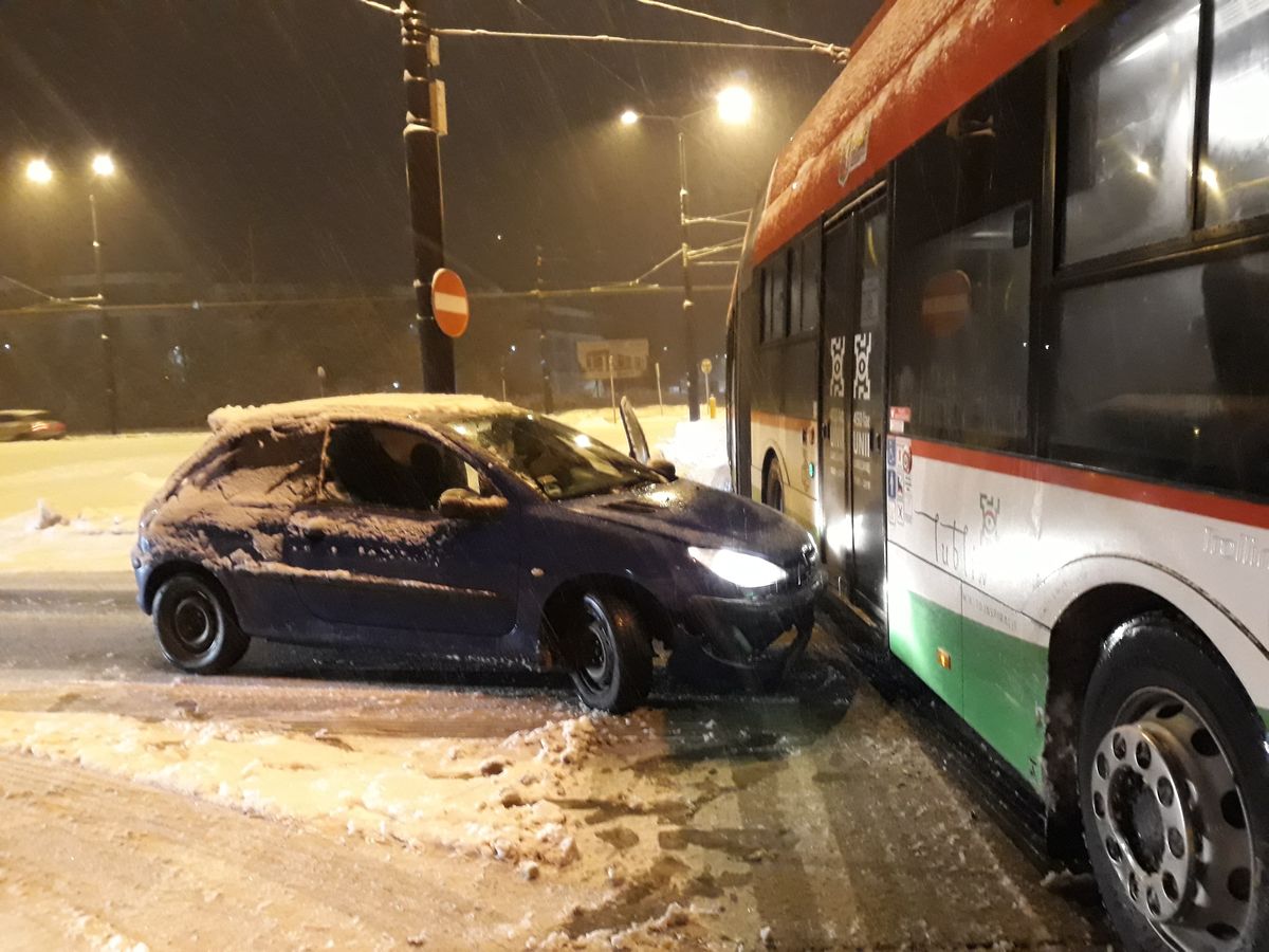 Nie zdołał wyhamować na śliskiej nawierzchni. Peugeot wjechał w bok trolejbusu (zdjęcia)