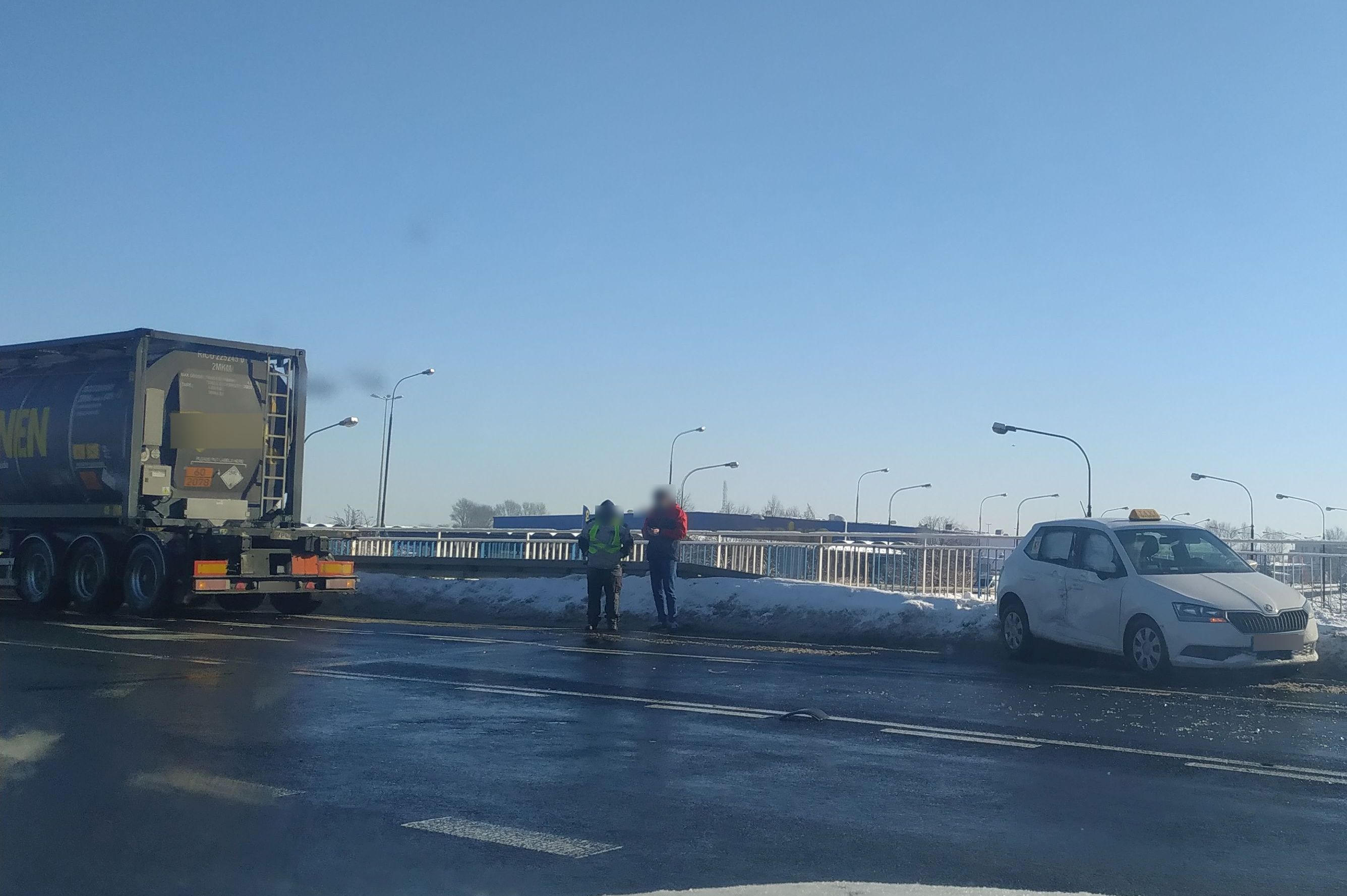 Zderzenie skody z ciężarówką na rondzie przy Makro (zdjęcia)