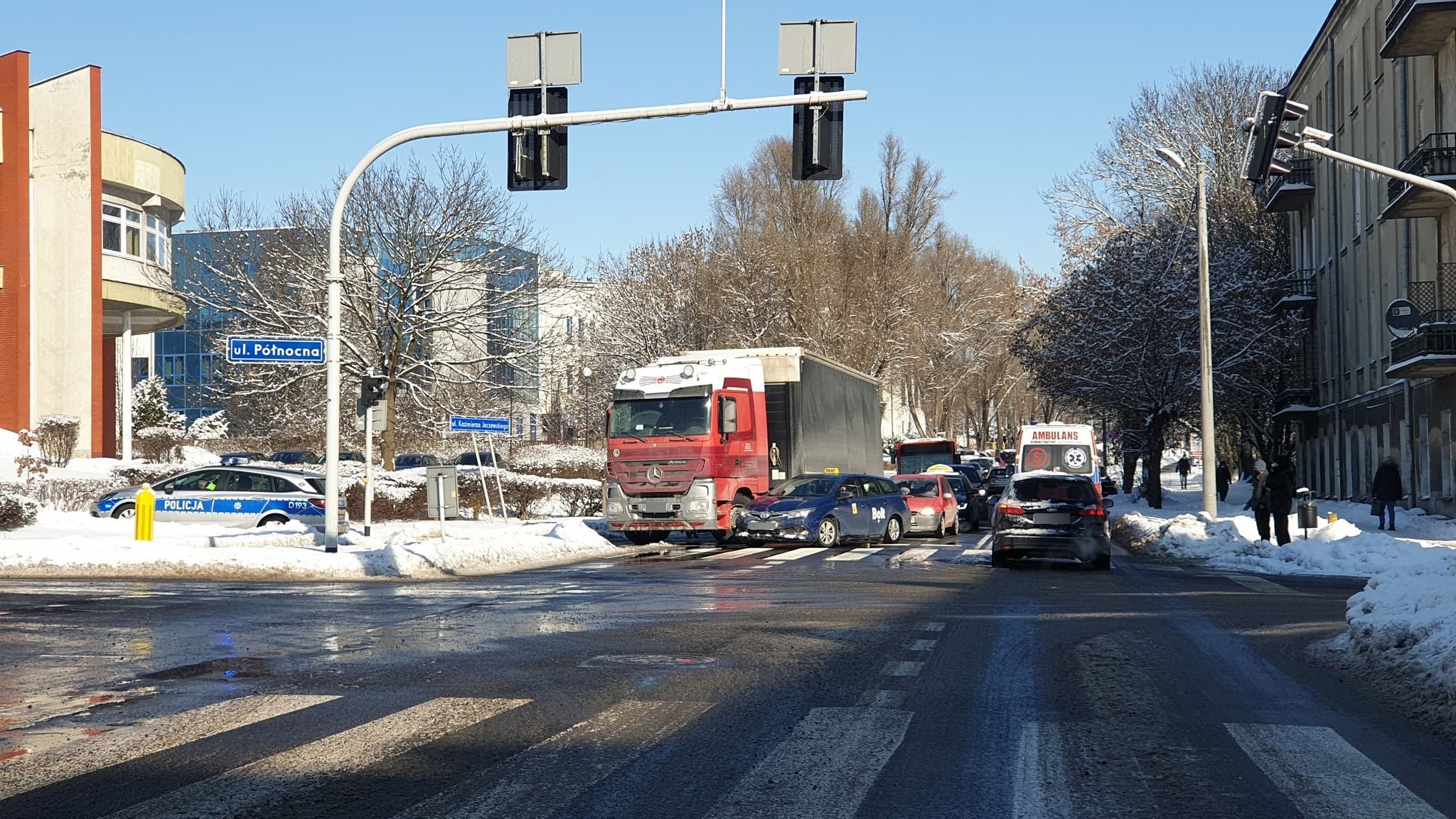 Nie zdołała wyhamować na śliskiej nawierzchni. Wjechała w ciężarówkę (zdjęcia)