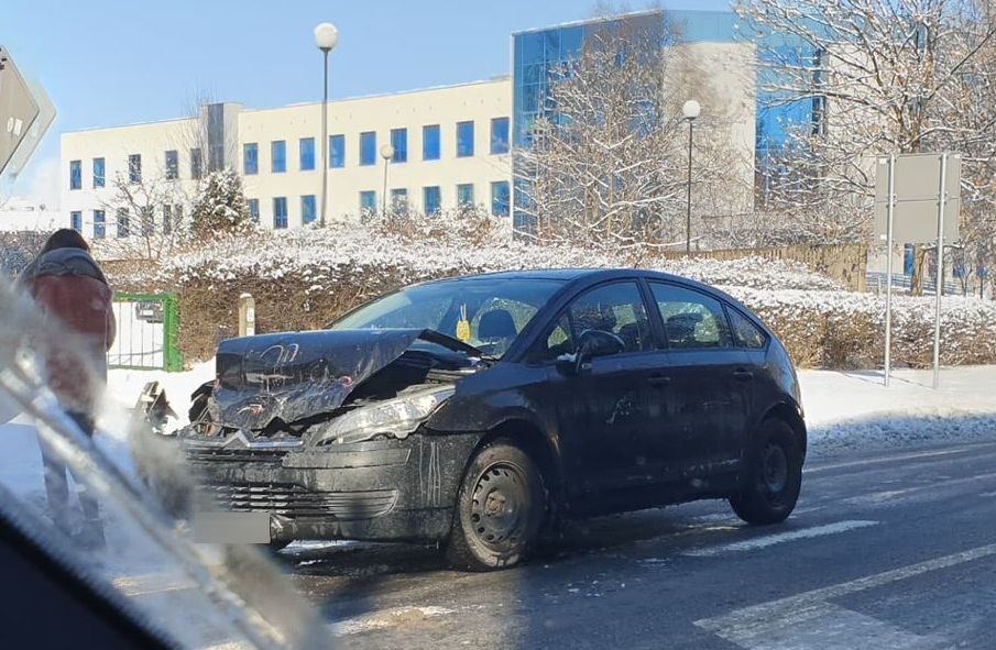 Nie zdołała wyhamować na śliskiej nawierzchni. Wjechała w ciężarówkę (zdjęcia)