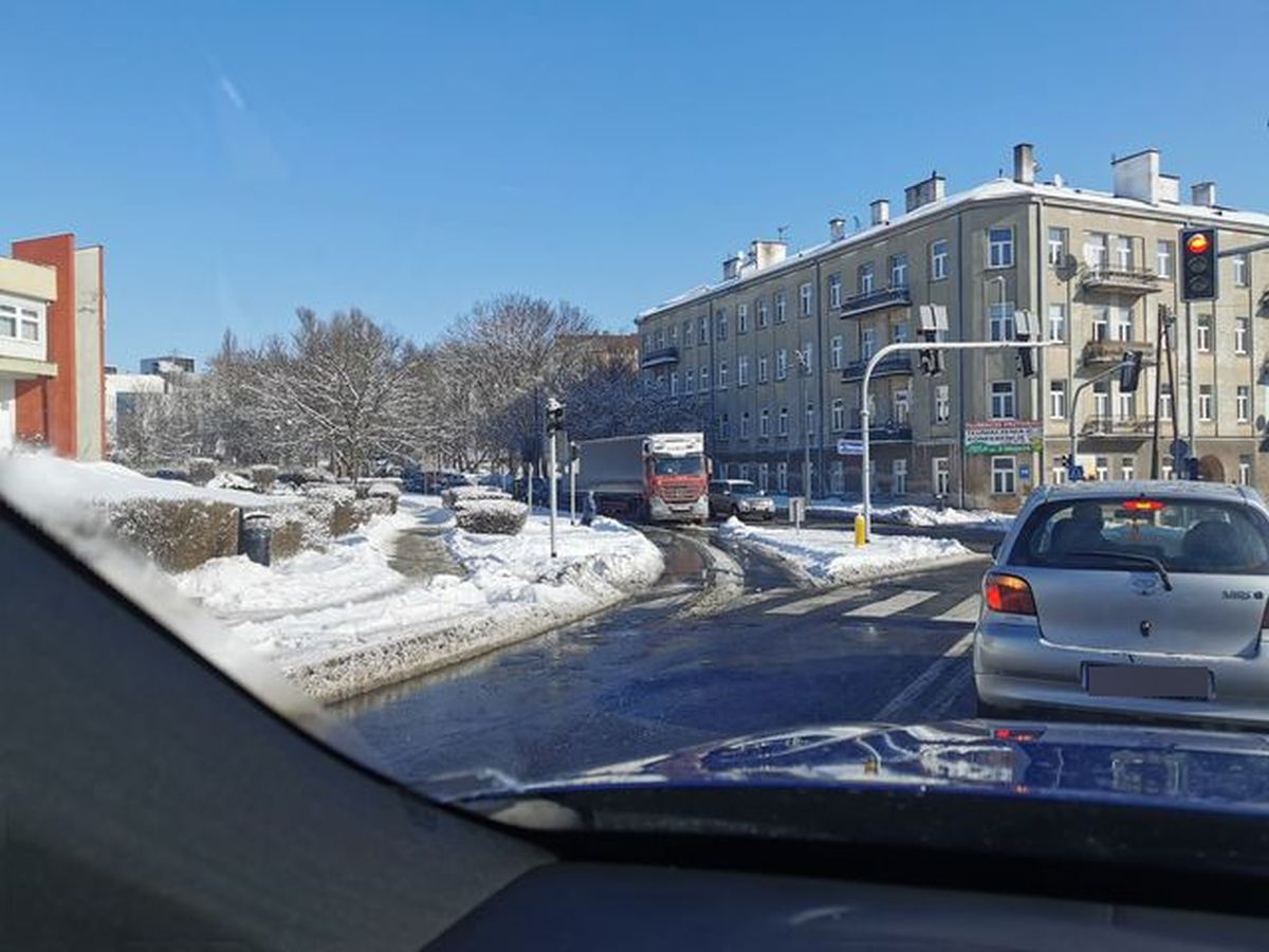 Nie zdołała wyhamować na śliskiej nawierzchni. Wjechała w ciężarówkę (zdjęcia)