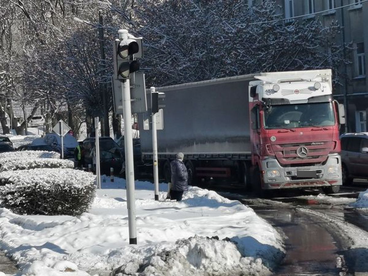 Nie zdołała wyhamować na śliskiej nawierzchni. Wjechała w ciężarówkę (zdjęcia)