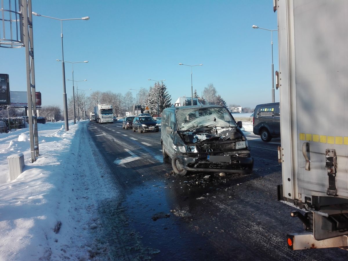 Było ślisko. Dostawczy mercedes z impetem uderzył w tył naczepy ciężarówki (zdjęcia)