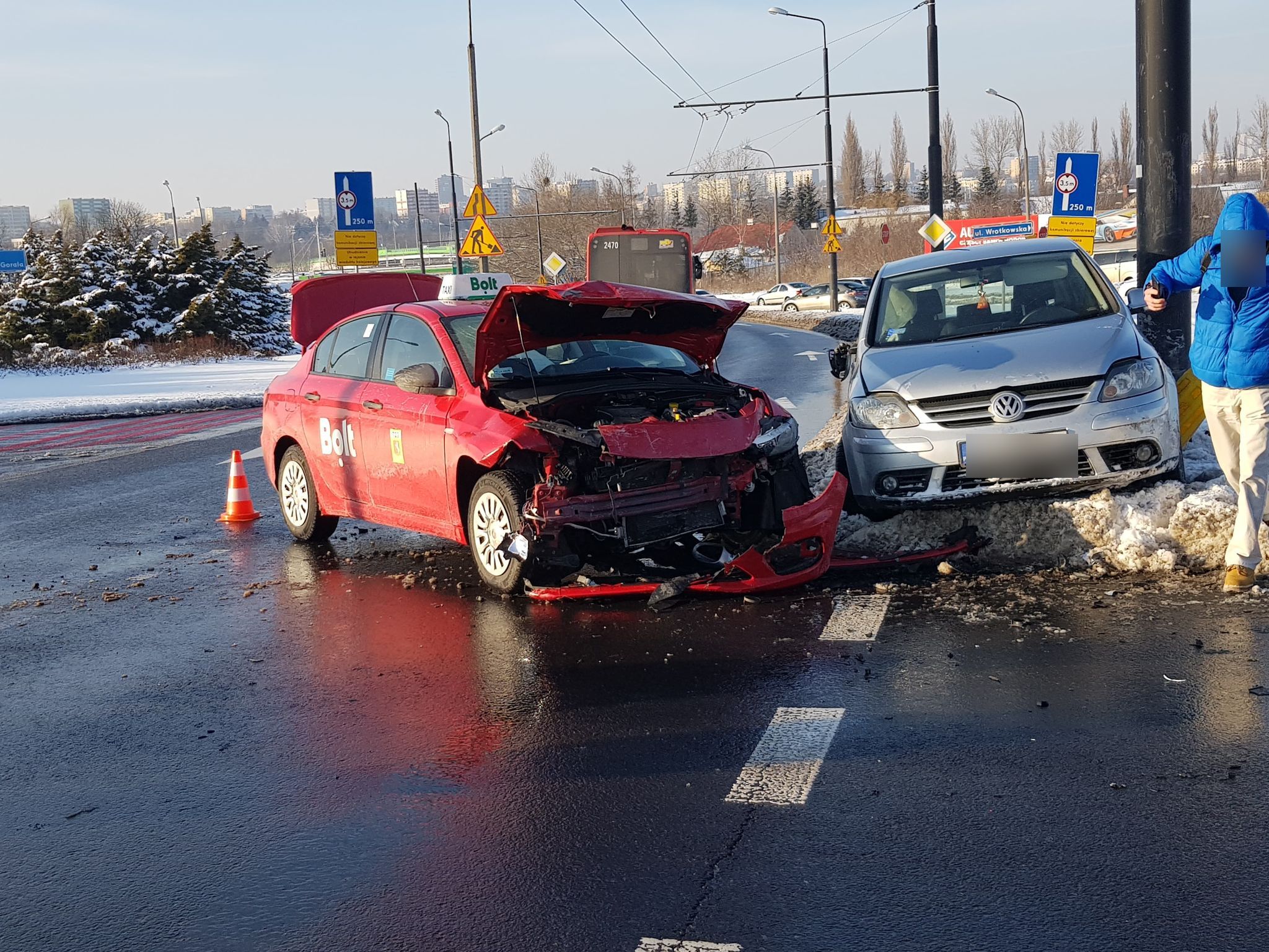 Kolejne zderzenie pojazdów na tym skrzyżowaniu. Nie pomaga nawet dodatkowe oznakowanie (zdjęcia)