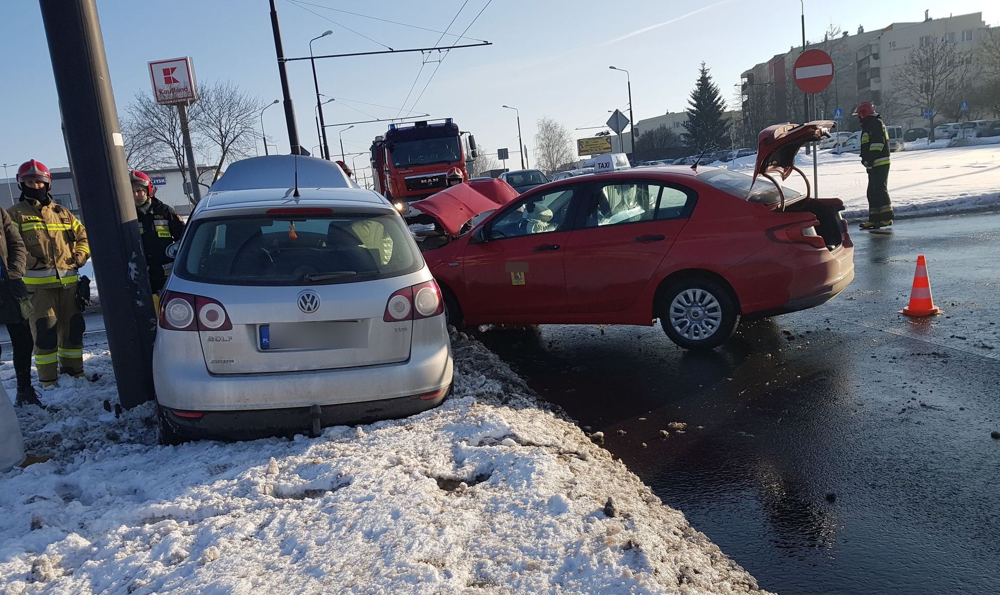 Kolejne zderzenie pojazdów na tym skrzyżowaniu. Nie pomaga nawet dodatkowe oznakowanie (zdjęcia)