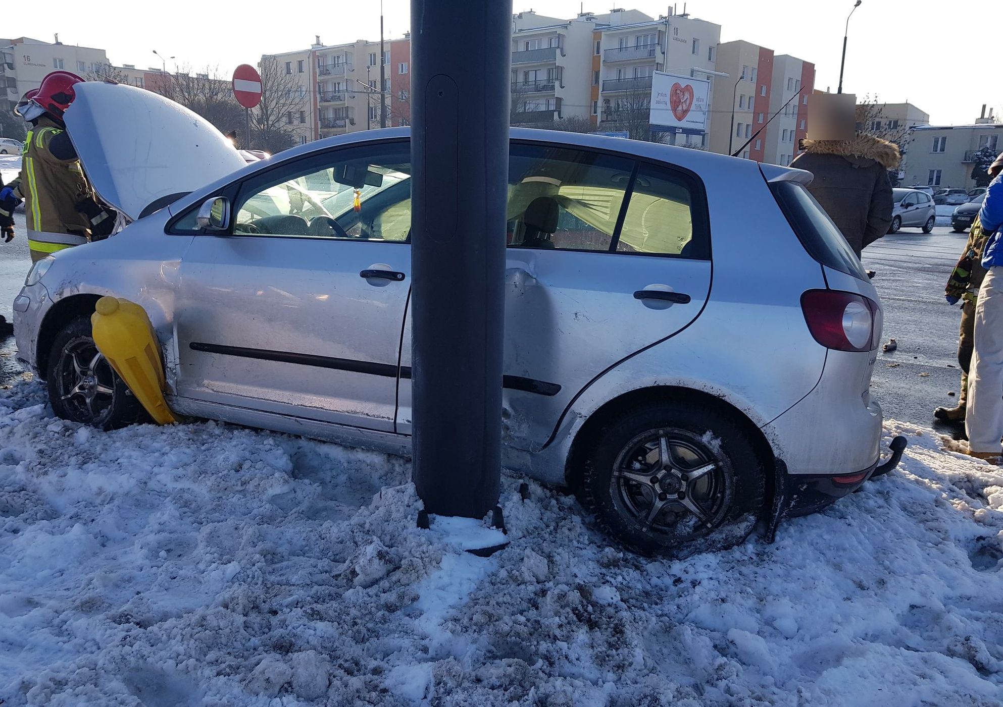 Kolejne zderzenie pojazdów na tym skrzyżowaniu. Nie pomaga nawet dodatkowe oznakowanie (zdjęcia)