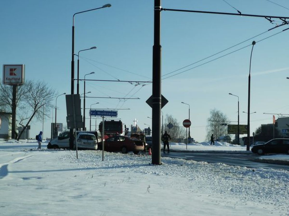 Kolejne zderzenie pojazdów na tym skrzyżowaniu. Nie pomaga nawet dodatkowe oznakowanie (zdjęcia)