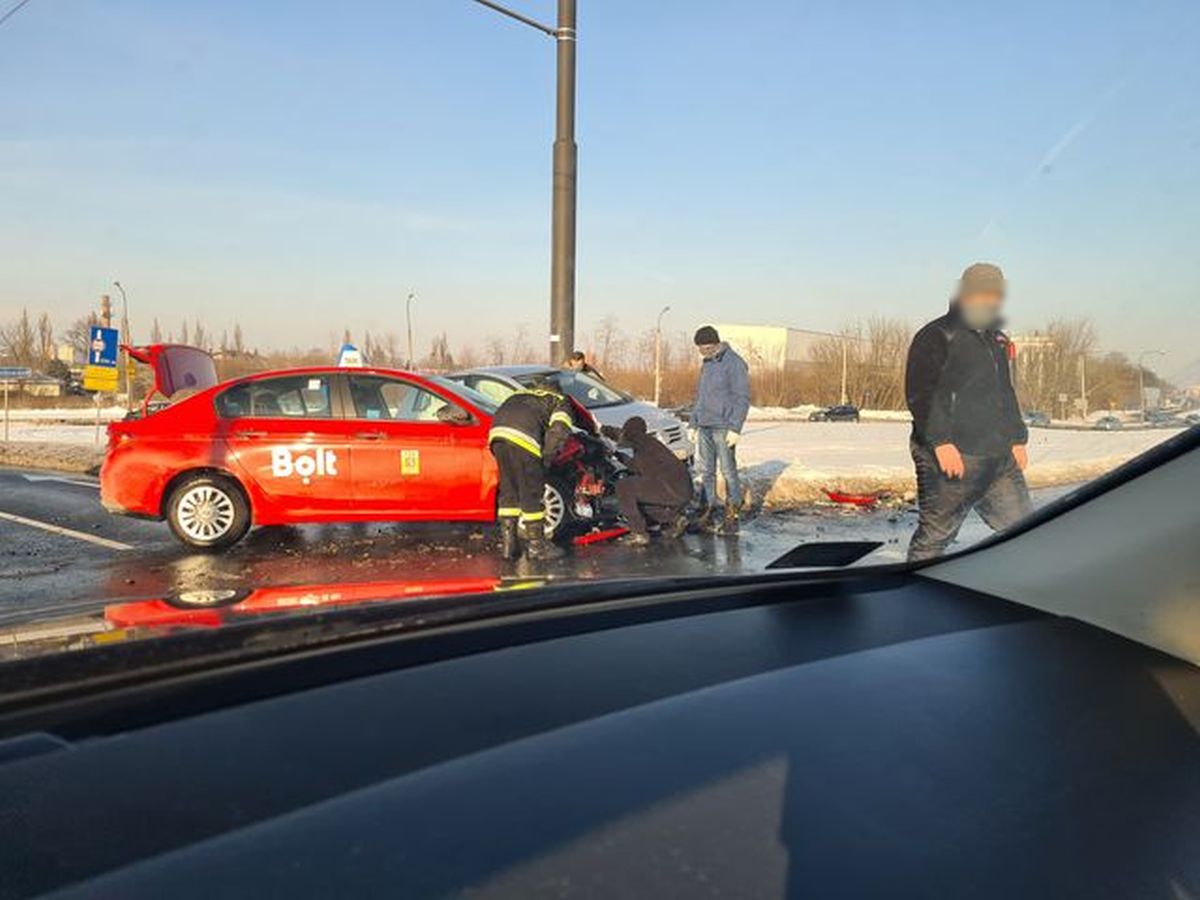 Kolejne zderzenie pojazdów na tym skrzyżowaniu. Nie pomaga nawet dodatkowe oznakowanie (zdjęcia)