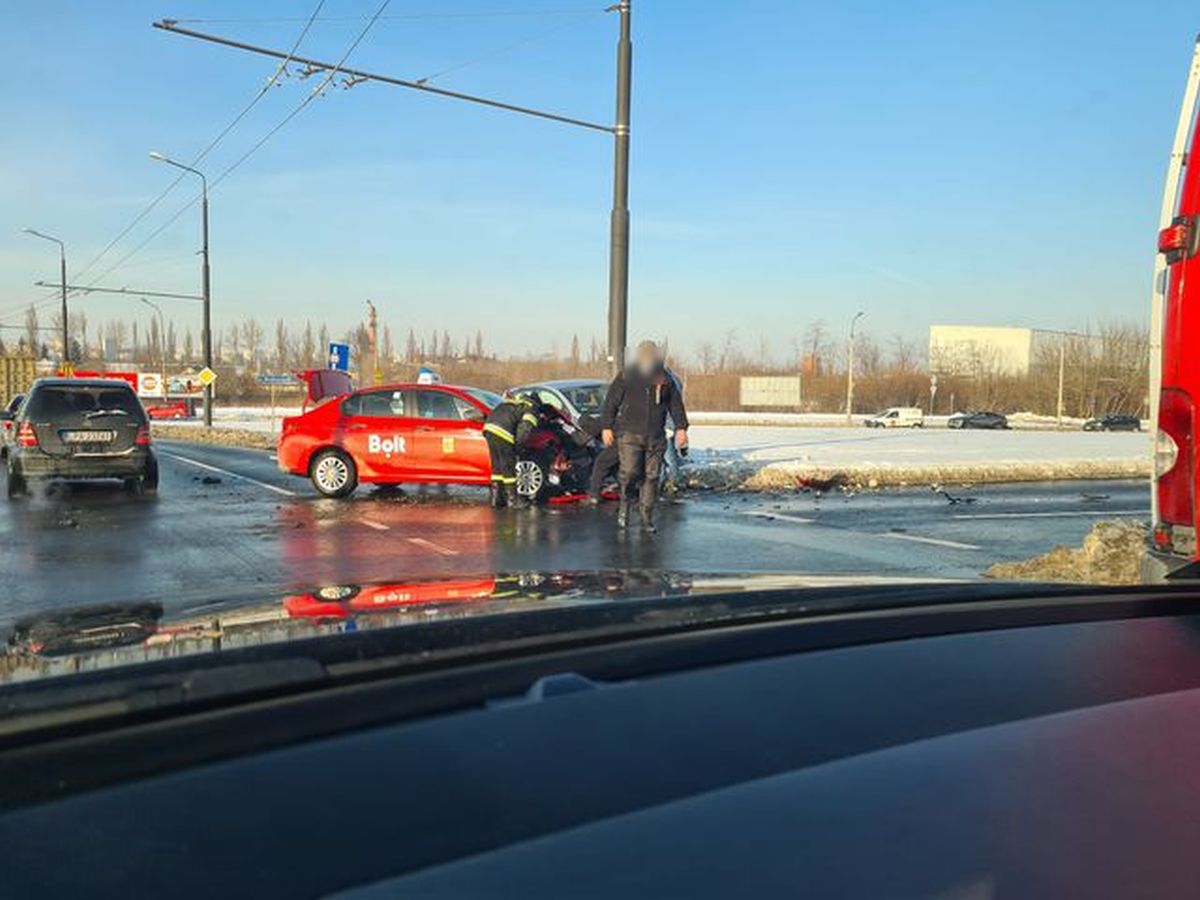 Kolejne zderzenie pojazdów na tym skrzyżowaniu. Nie pomaga nawet dodatkowe oznakowanie (zdjęcia)