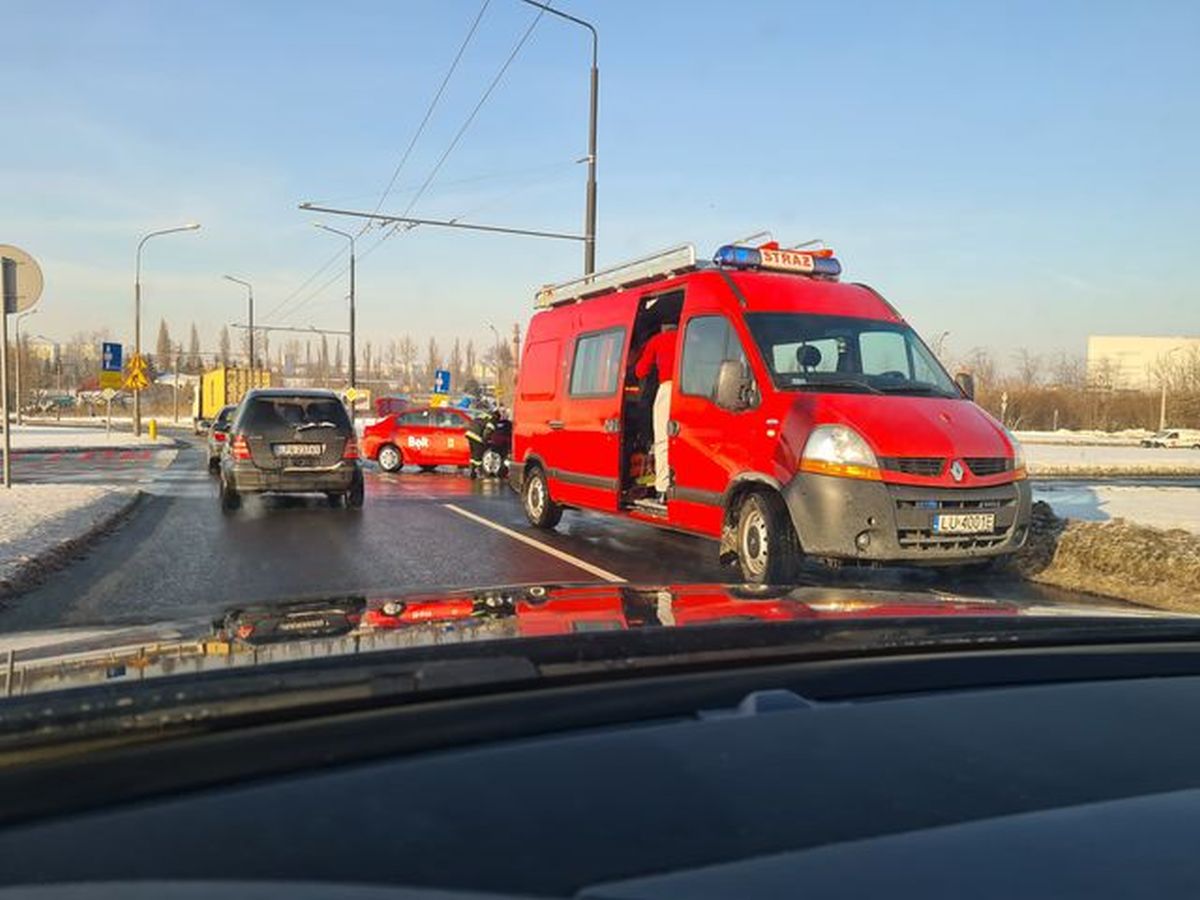 Kolejne zderzenie pojazdów na tym skrzyżowaniu. Nie pomaga nawet dodatkowe oznakowanie (zdjęcia)