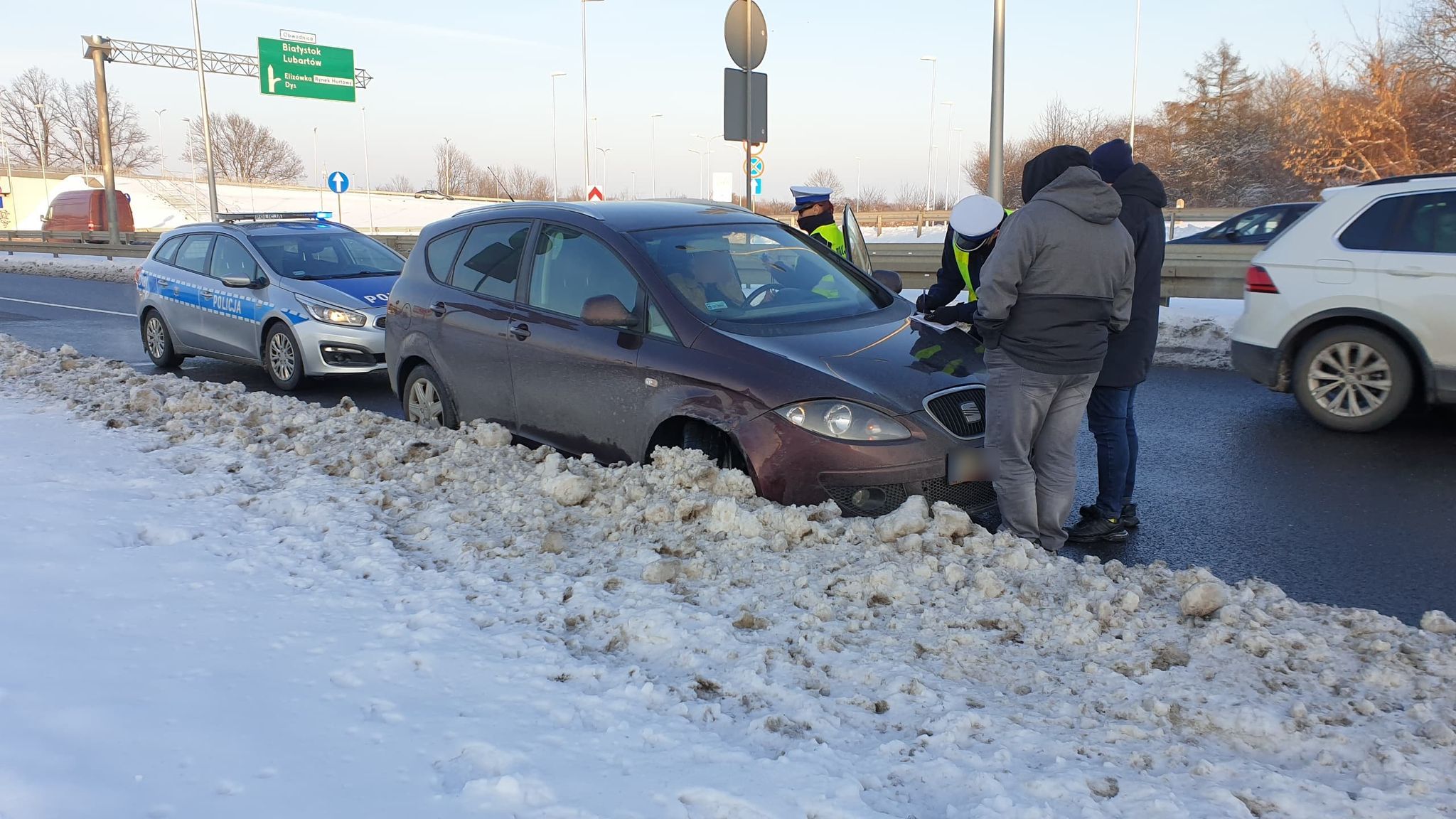 Pijany kierowca narozrabiał na wjeździe do Lublina. Zepchnął hyundaia w bariery, usiłował odjechać (zdjęcia)
