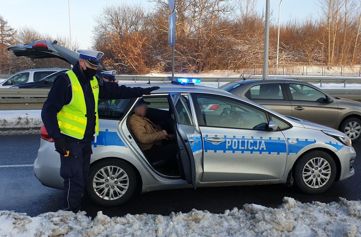 Pijany kierowca narozrabiał na wjeździe do Lublina. Zepchnął hyundaia w bariery, usiłował odjechać (zdjęcia)