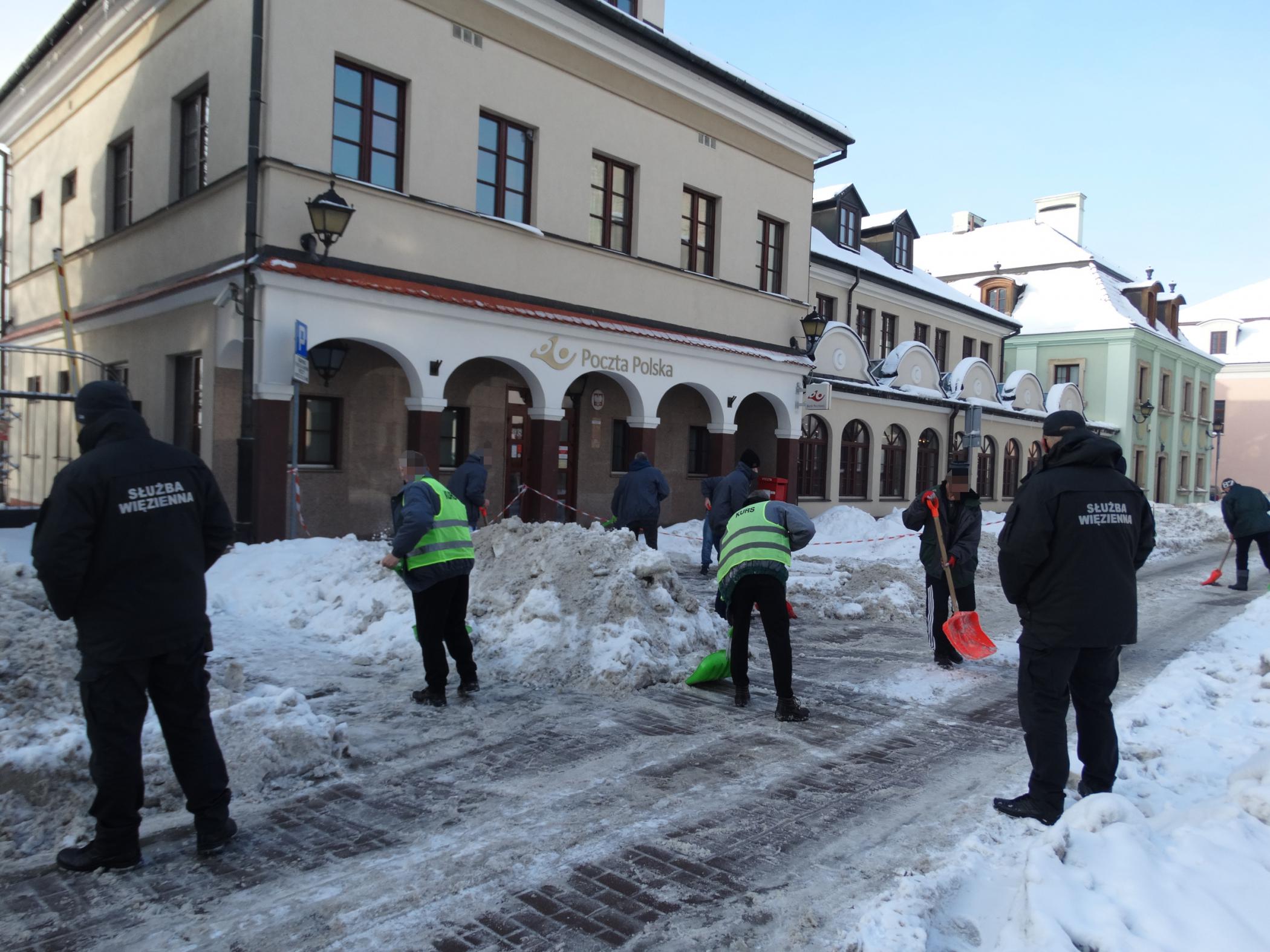 W kolejnym mieście do odśnieżania chodników zatrudniono więźniów (zdjęcia)