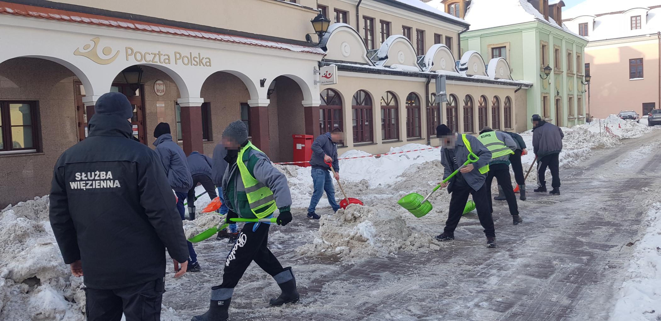 W kolejnym mieście do odśnieżania chodników zatrudniono więźniów (zdjęcia)