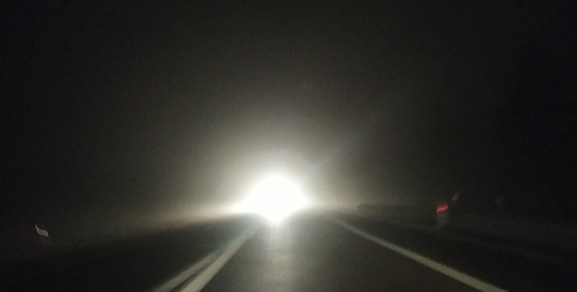 Pogarszają się warunki do jazdy na drogach regionu. W wielu miejscach jest mgliście, będzie też ślisko (zdjęcia)